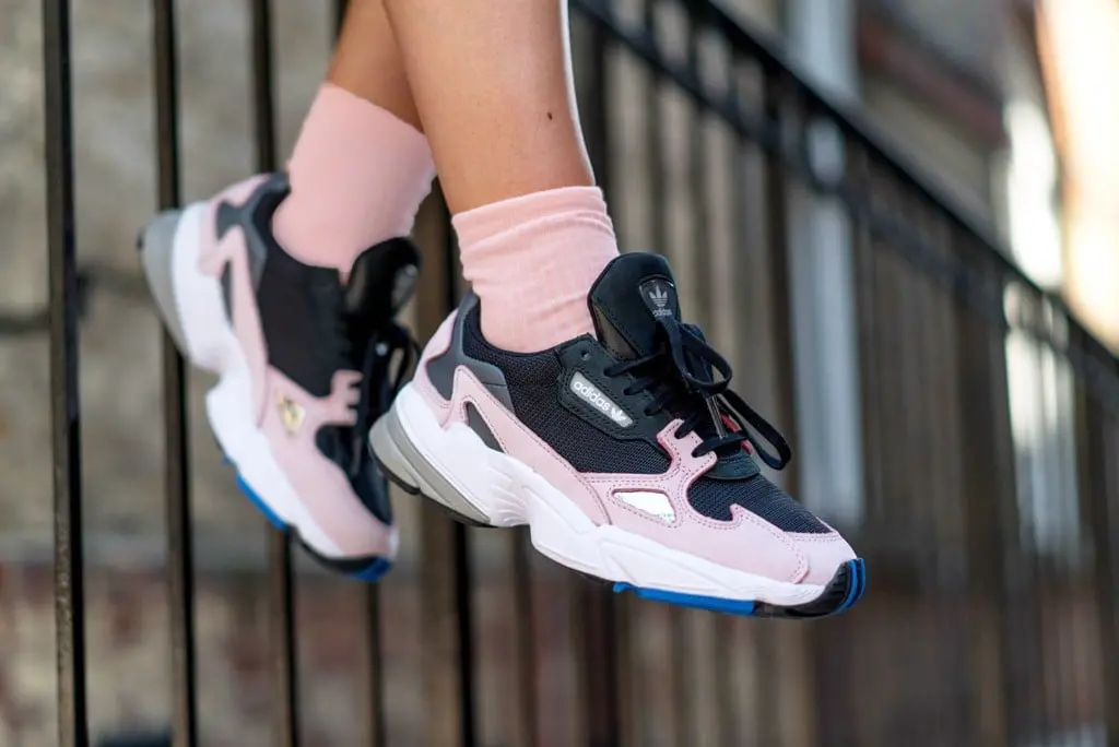 Hinh anh 3: Giai dap nhung thac mac thuong gap ve doi giay adidas Falcon