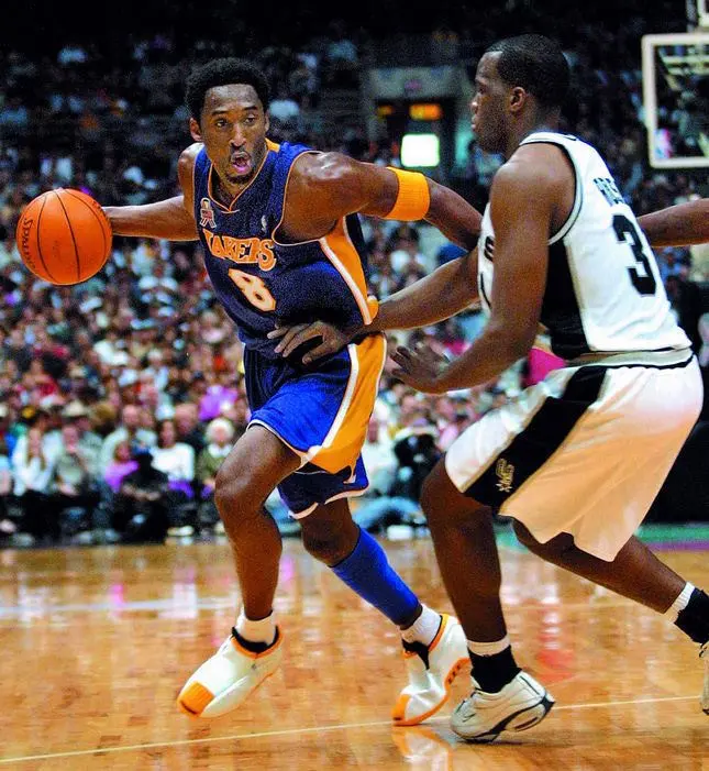 Top những đôi giày đã cùng Kobe Bryant để lại khoảnh khắc tuyệt vời trên sân đấu ( P1)