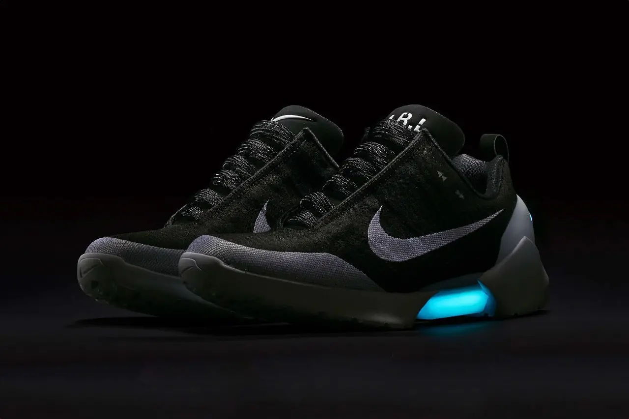 Câu chuyện về một đôi giày nọ của Nike biết "Tự buộc dây giày"