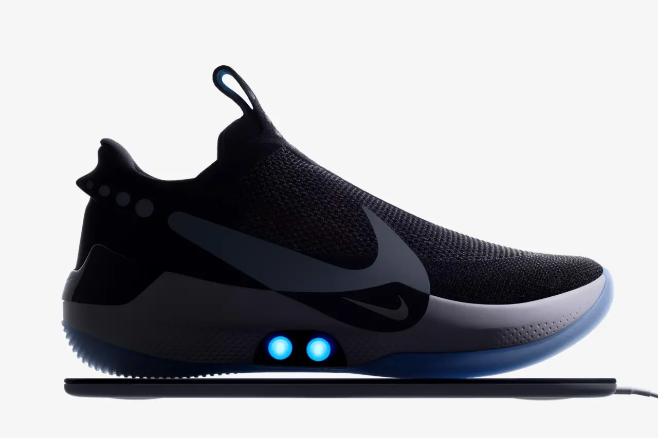 Câu chuyện về một đôi giày nọ của Nike biết "Tự buộc dây giày"
