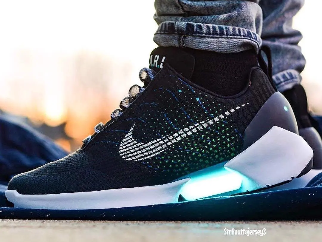 Câu chuyện về một đôi giày nọ của Nike biết "Tự buộc dây giày"