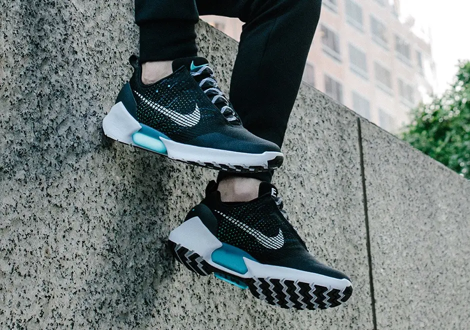 Câu chuyện về một đôi giày nọ của Nike biết "Tự buộc dây giày"
