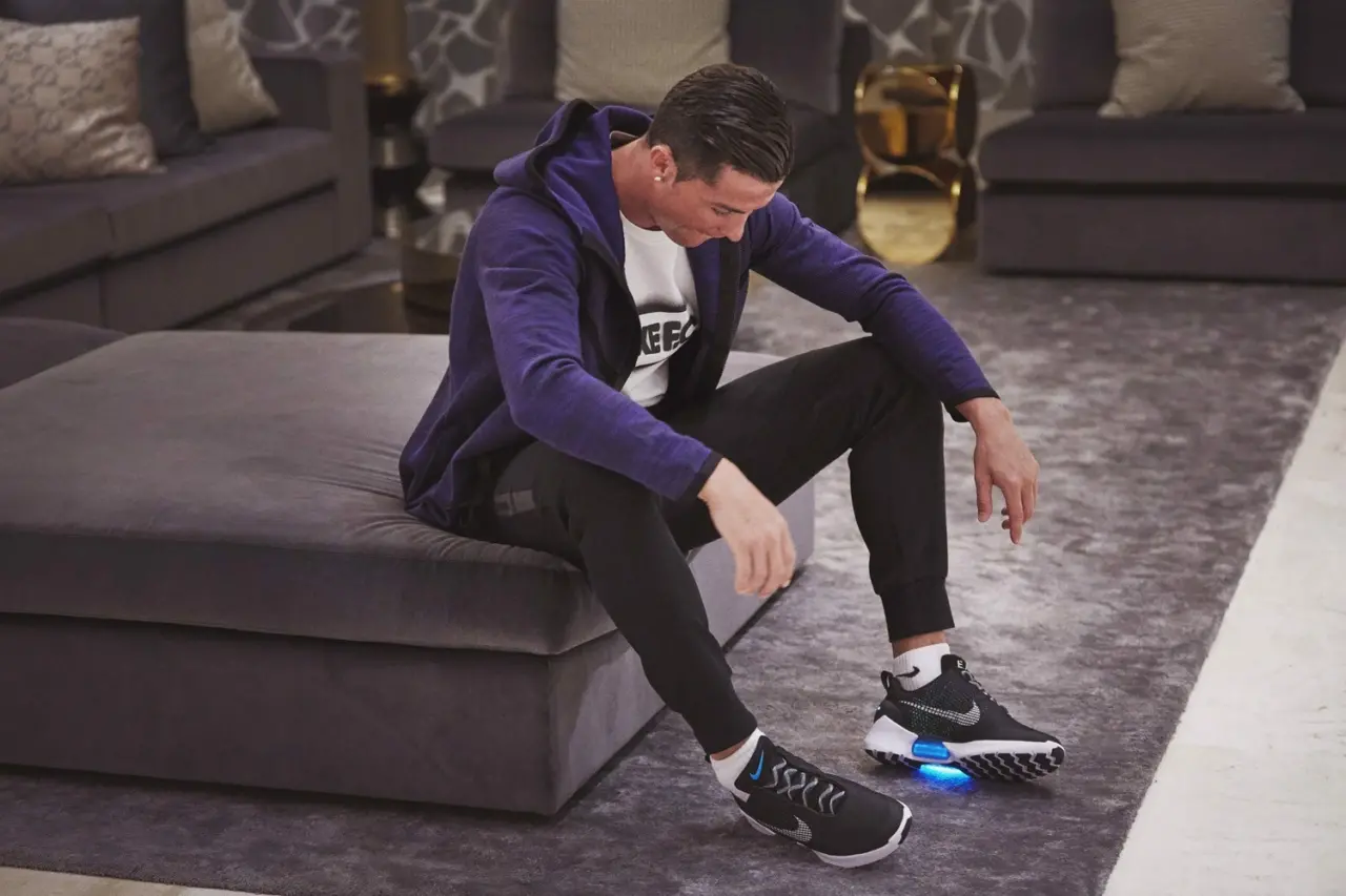 Câu chuyện về một đôi giày nọ của Nike biết "Tự buộc dây giày"