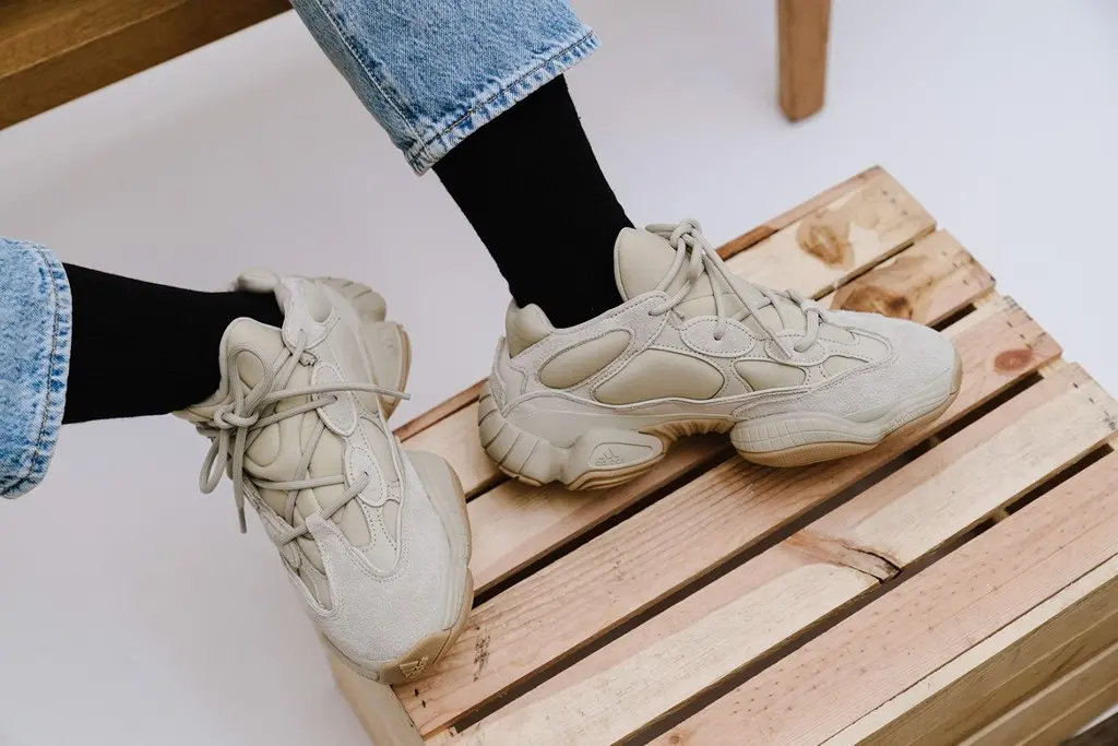 Adidas Yeezy 500 - chunky sneakers với thiết kế xịn xò đẹp đến từng chi tiết