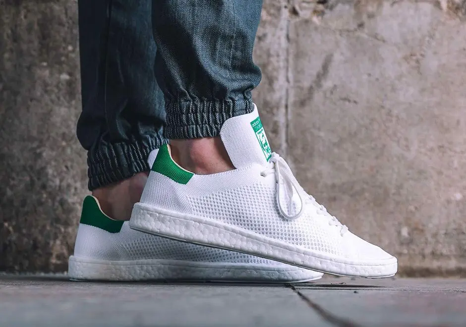 co-dien-va-hien-dai-cung-duoc-xuat-hien-tren-doi-giay-mang-tinh-bieu-tuong-stan-smith-boost-primeknit