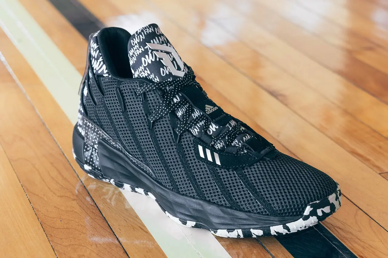 Hộp quà đặc biệt của adidas dành tặng Damian Lilard mang tên "I Am My Own Fan"