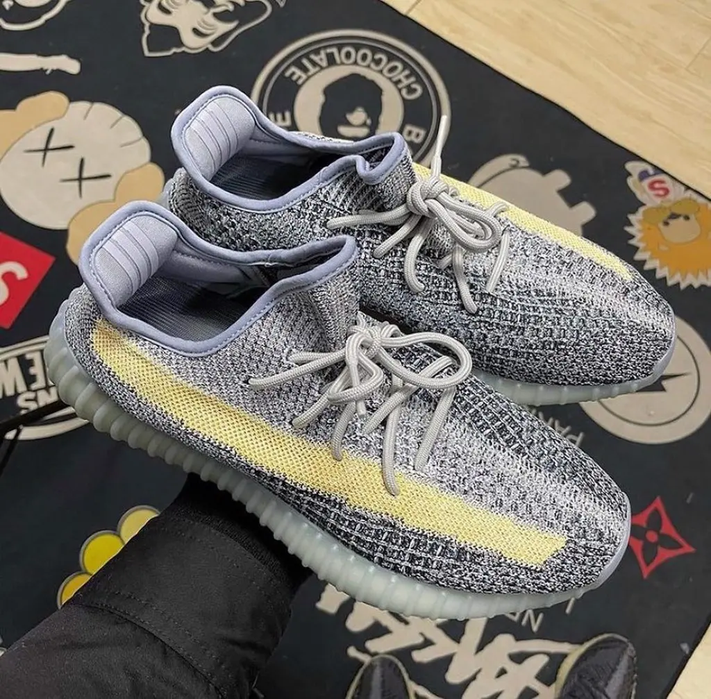 Cận cảnh chi tiết về Yeezy Boost 350 V2 "Ash Blue" dự kiến sẽ ra mắt vào năm 2021