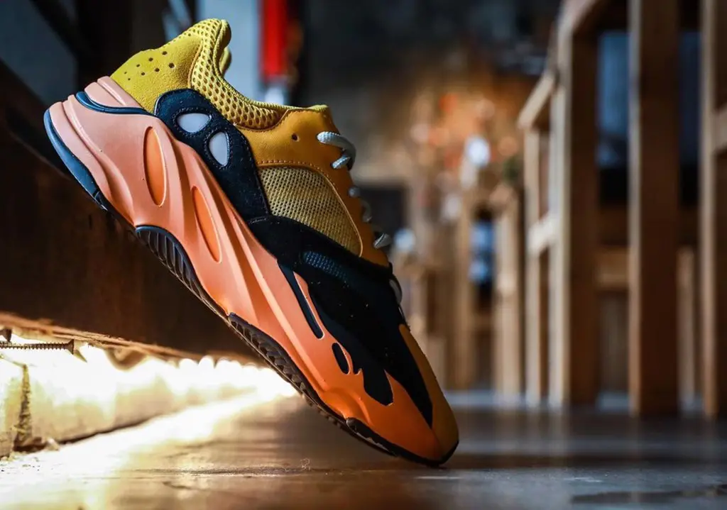 Yeezy Boost 700 "Sun" bắt đầu chuỗi ngày xuống giá mạnh của dòng giày này Yeezy Boost 700 "Sun" bắt đầu chuỗi ngày xuống giá mạnh của dòng giày này