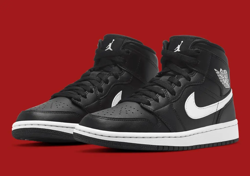 Air Jordan 1 Mid xuất hiện với màu “Black White” đơn giản gợi nhớ đến phiên bản “Premium Essentials”
