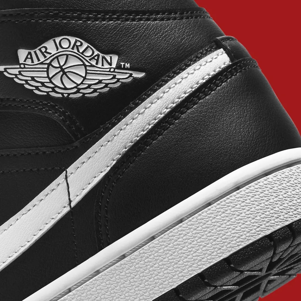 Air Jordan 1 Mid xuất hiện với màu “Black White” đơn giản gợi nhớ đến phiên bản “Premium Essentials”