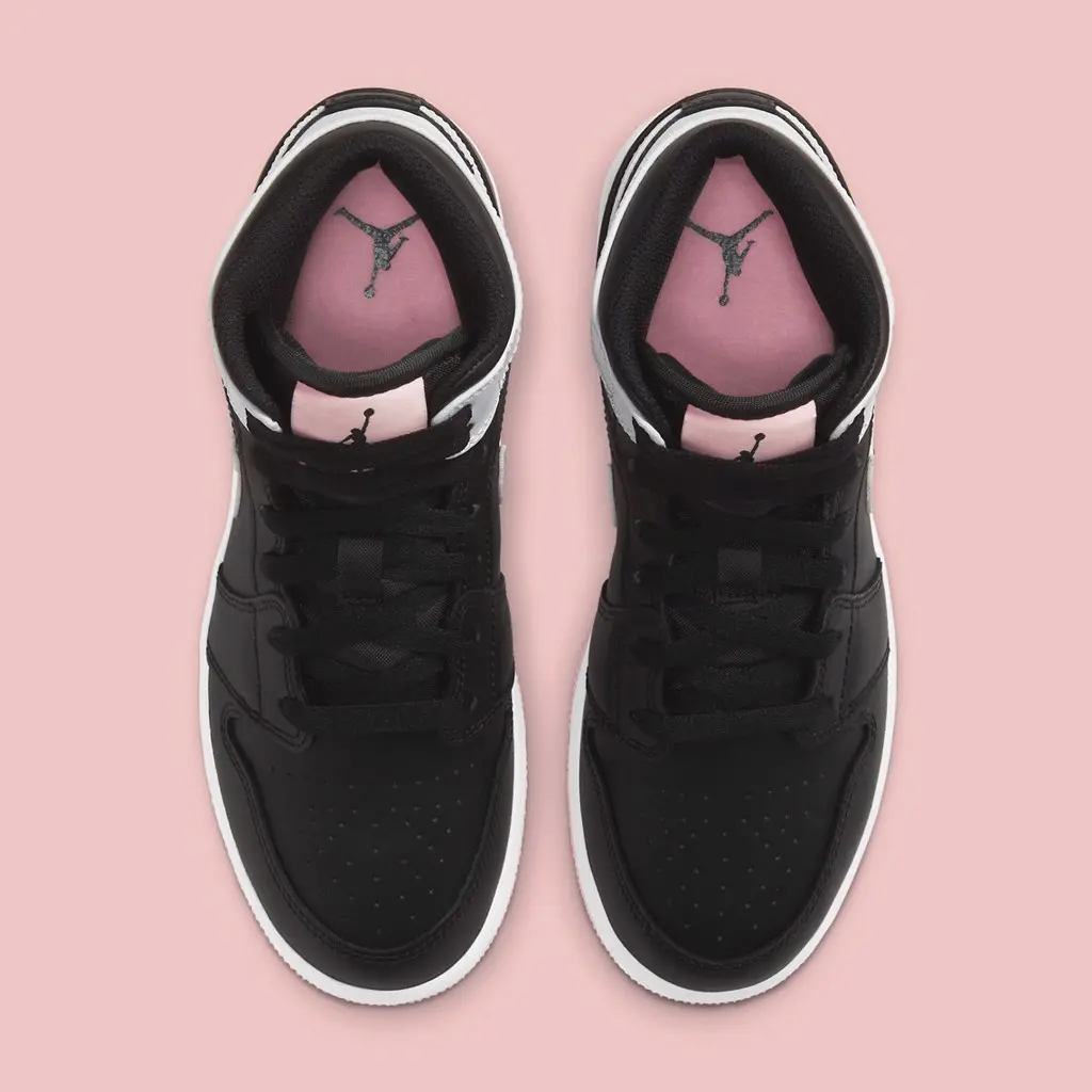 Lại thêm một phiên bản Air Jordan 1 Mid lấy cảm hứng từ màu hồng với phối màu “Arctic Pink” Lại thêm một phiên bản Air Jordan 1 Mid lấy cảm hứng từ màu hồng với phối màu “Arctic Pink”