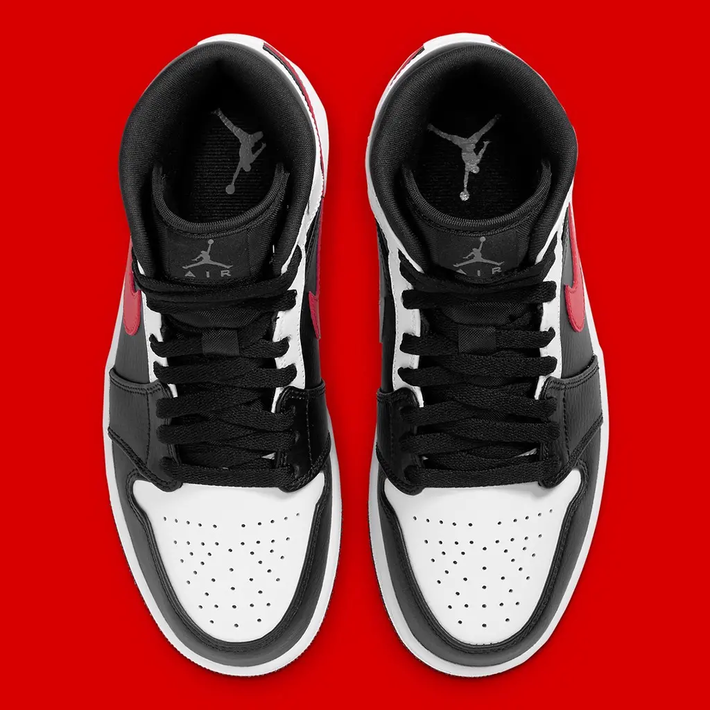 Jordan 1 Mid tiếp tục xuất hiện với sự kết hợp từ 3 màu sắc cực quen thuộc "White/Black/Red"