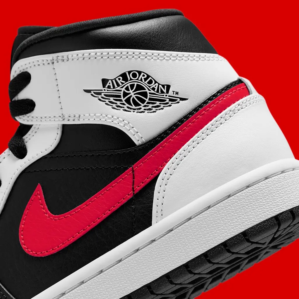 Jordan 1 Mid tiếp tục xuất hiện với sự kết hợp từ 3 màu sắc cực quen thuộc "White/Black/Red"