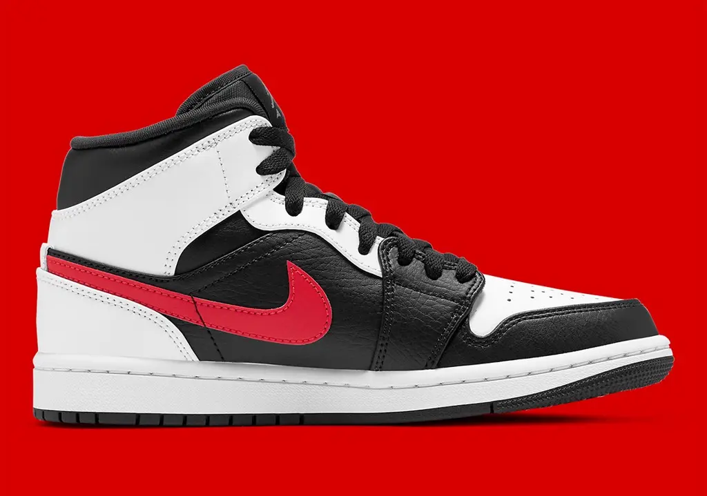 Jordan 1 Mid tiếp tục xuất hiện với sự kết hợp từ 3 màu sắc cực quen thuộc "White/Black/Red"