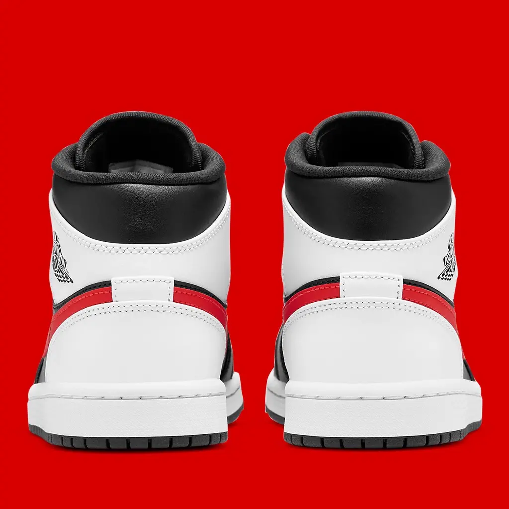Jordan 1 Mid tiếp tục xuất hiện với sự kết hợp từ 3 màu sắc cực quen thuộc "White/Black/Red"
