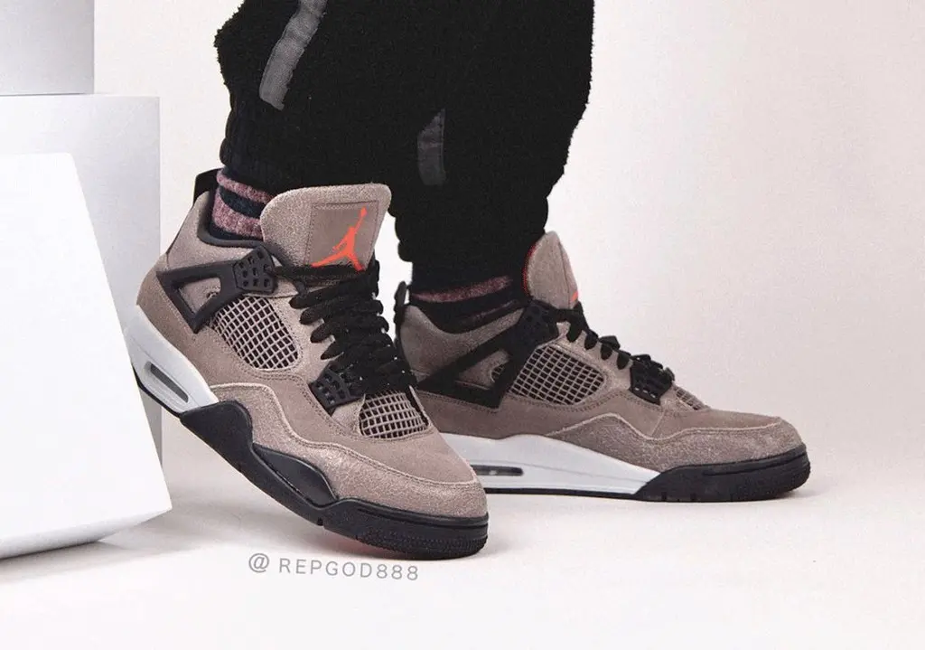 Cập nhật những hình ảnh về đôi Air Jordan 4 "Taupe Haze" tông đất cực đẹp