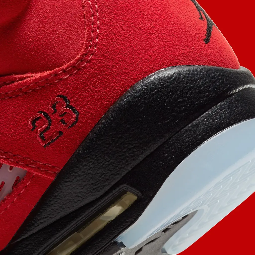 Air Jordan 5 Raging Bull với màu sắc chủ đạo quen thuộc Air Jordan 5 Raging Bull với màu sắc chủ đạo quen thuộc