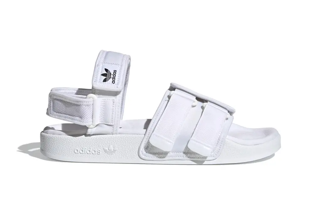 Hinh anh 1: adidas 'New adilette Sandal nang cap kieu dang co dien