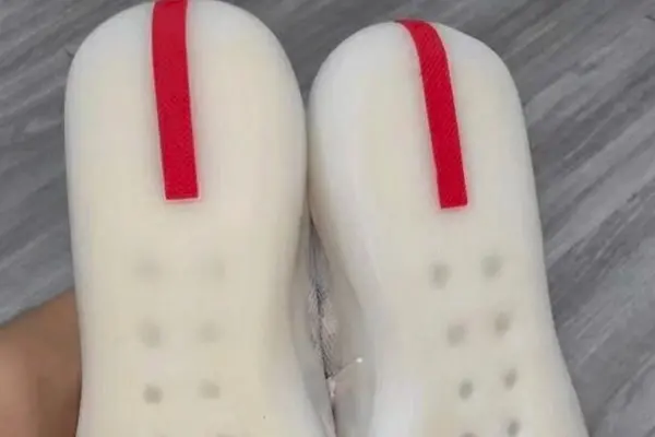 Những hình ảnh mới nhất của siêu phẩm Prada x adidas bất ngờ bị leak khắp các mạng xã hội