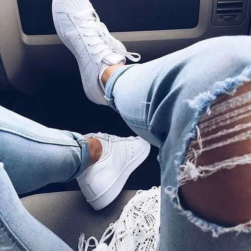 Những đôi&nbsp;sneaker&nbsp; Superstar trắng&nbsp;có vẻ lên ảnh sẽ rất tinh khôi.