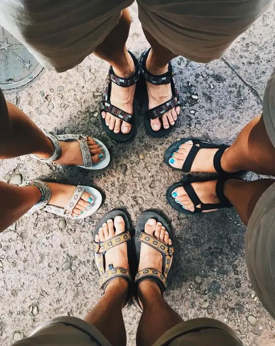Team sandal là đây rồi,&nbsp;để có 1 tấm hình đẹp sống ảo trên Instargram thì chỉ cần&nbsp;rủ cả nhóm mang cùng một mẫu giày và vẻ đẹp đến từ sự đồng bộ trong Sneaker.