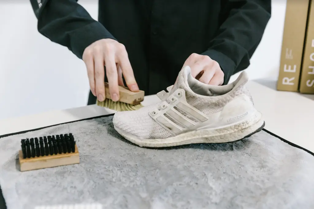 Hinh anh 4: Cach de lam sach va bao quan doi UltraBoost cua cac cac tin do Adidas