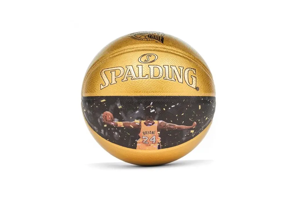 Spalding Vinh danh sự nghiệp lẫy lừng của Kobe Bryant với quả bóng rổ 'Hall of Fame' mới nhất
