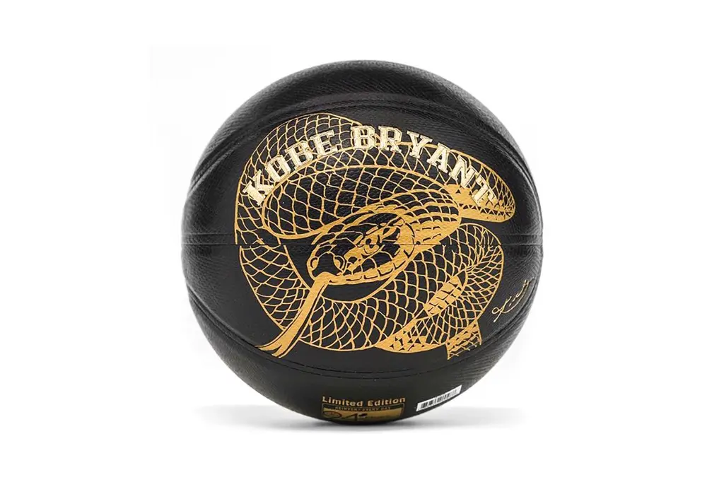 Spalding Vinh danh sự nghiệp lẫy lừng của Kobe Bryant với quả bóng rổ 'Hall of Fame' mới nhất