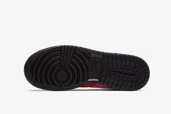 Đôi Jordan 1 Mid mới được quấn trong một dải băng xanh đỏ Đôi Jordan 1 Mid mới được quấn trong một dải băng xanh đỏ