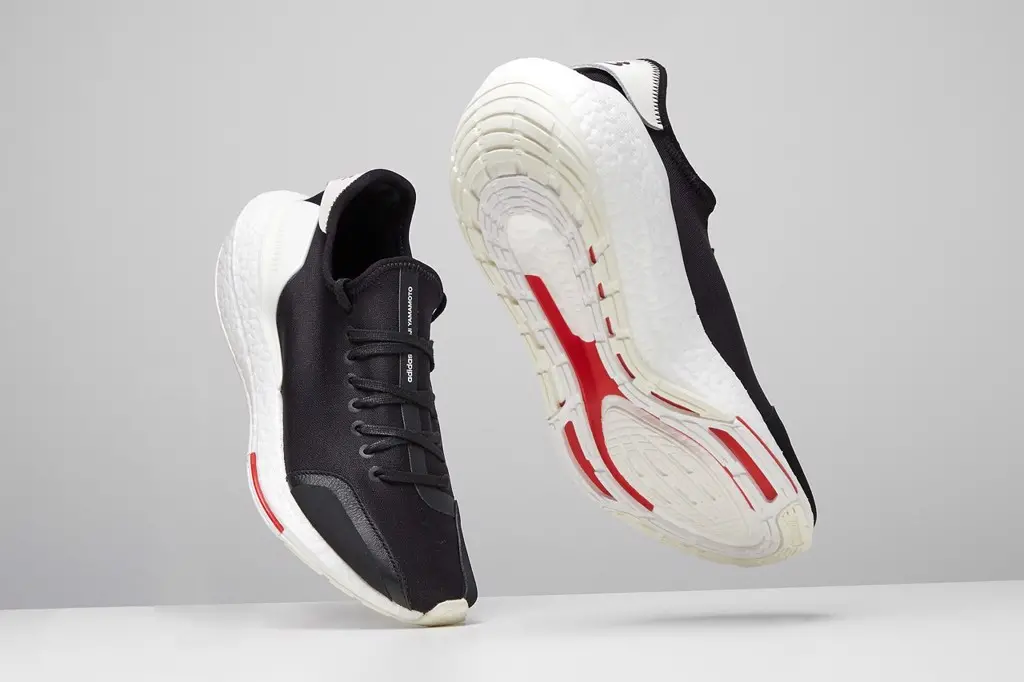 Y-3 tạo ra một thiết kế vòng xoáy tối giản trên adidas UltraBOOST 21