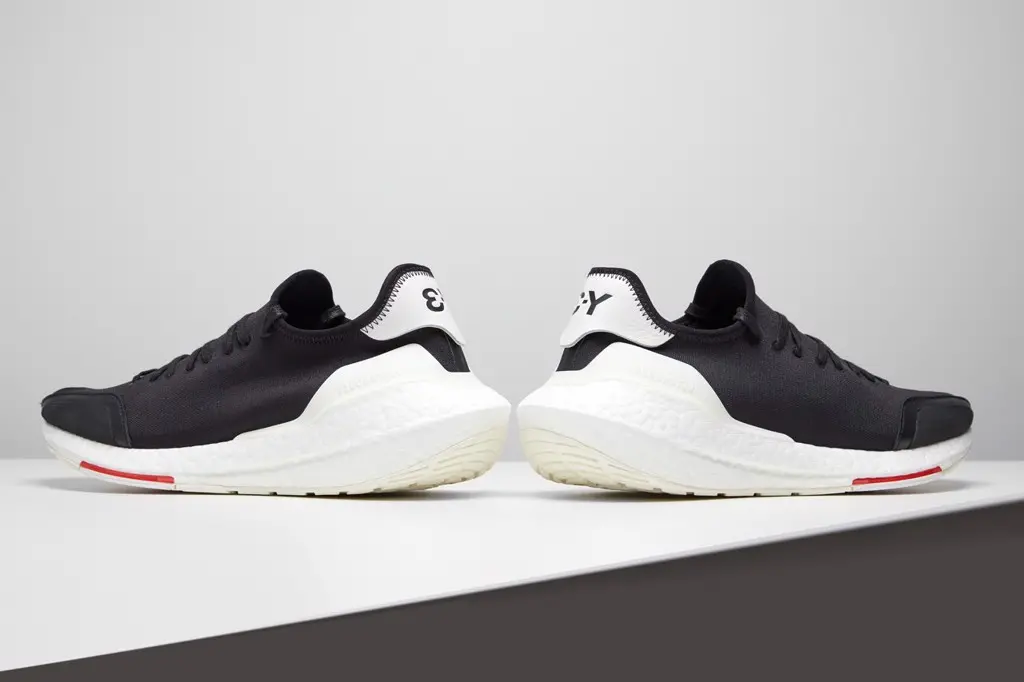 Y-3 tạo ra một thiết kế vòng xoáy tối giản trên adidas UltraBOOST 21