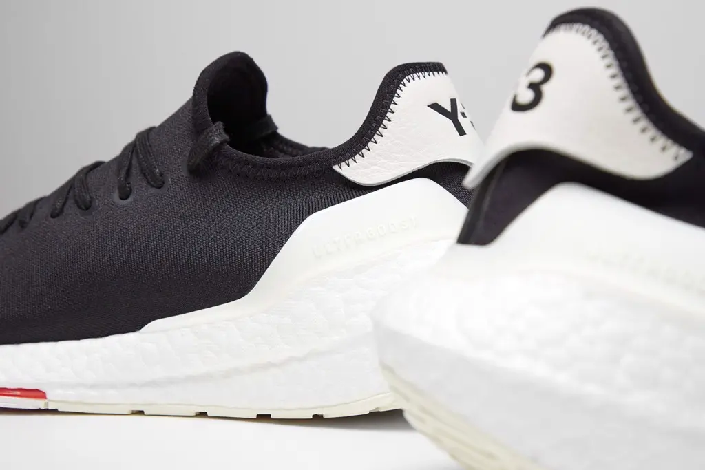 Y-3 tạo ra một thiết kế vòng xoáy tối giản trên adidas UltraBOOST 21