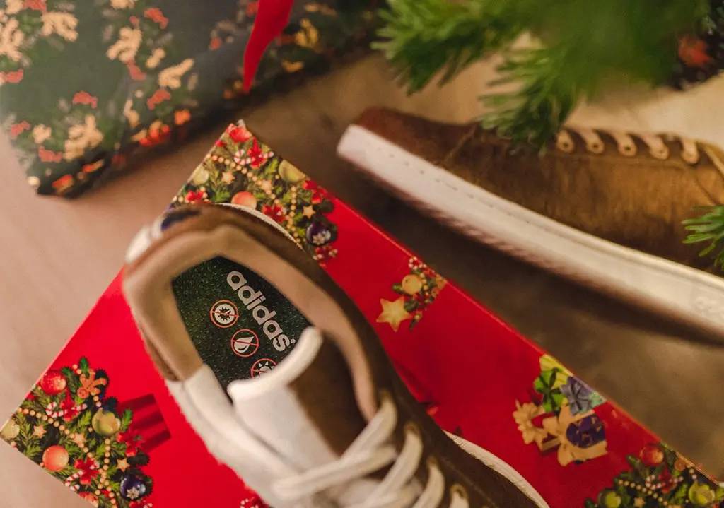 Có hơi rùng rợn cho một phối màu vào dịp giáng sinh năm nay không Adidas?