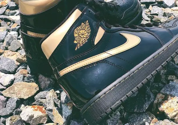 Ngắm nhìn những hình ảnh mới nhất của siêu phẩm Air Jordan 1 "Black/Gold Patent Leather"