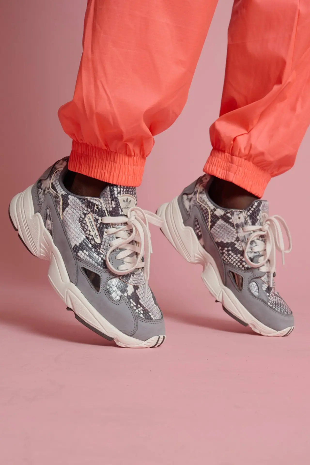 Lịch sử ra đời của Adidas Falcon - đôi giày lấy cảm hứng từ thập niên 90 cực đẹp Lịch sử ra đời của Adidas Falcon - đôi giày lấy cảm hứng từ thập niên 90 cực đẹp