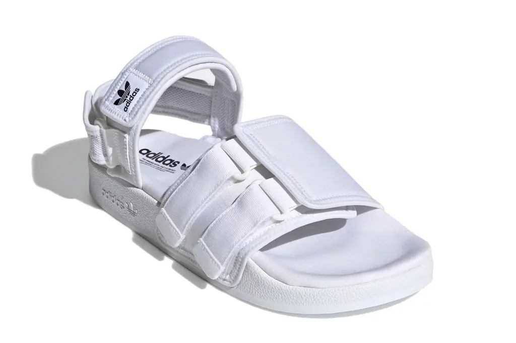 Hinh anh 2: adidas 'New adilette Sandal nang cap kieu dang co dien