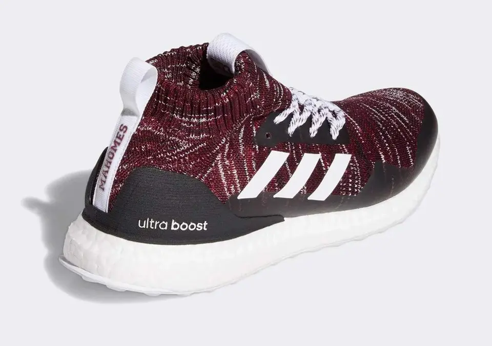 NFL Prodigy Pat Mahomes cuối cùng đã có một đôi UltraBOOST cổ Mid cho riêng mình