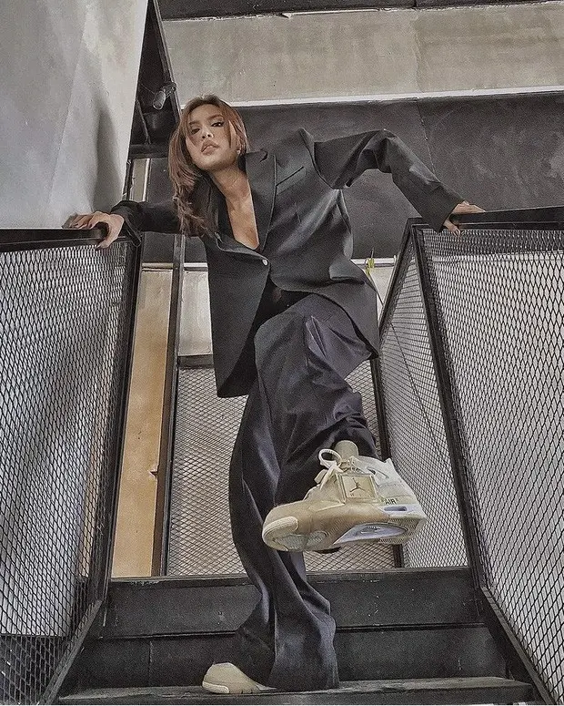 Nike Air Jordan 4 x Off-White Sail - đôi giày làm chao đảo cả showbiz Việt Nike Air Jordan 4 x Off-White Sail - đôi giày làm chao đảo cả showbiz Việt