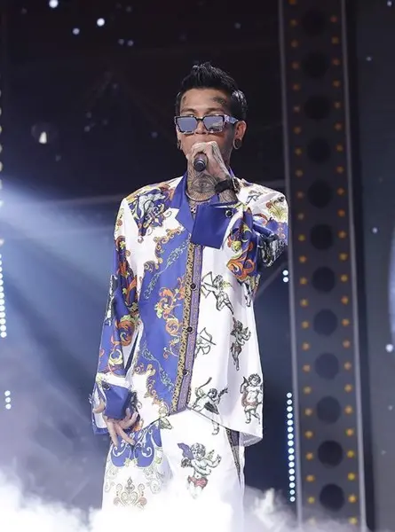 Nhìn ngắm những outfit chất lừ của Dế Choắt từ Rap Việt đến đời thường