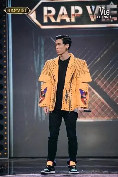 Nhìn ngắm những outfit chất lừ của Dế Choắt từ Rap Việt đến đời thường
