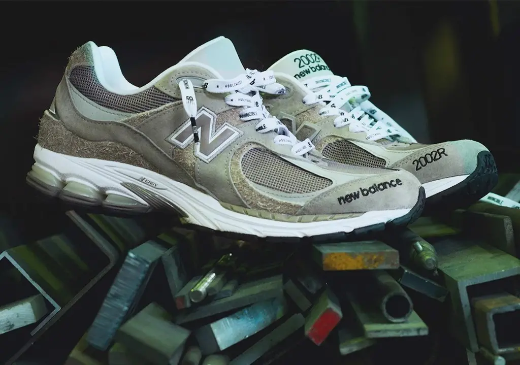 Invincible và N.Hoolywood bắt tay thiết kế đôi New Balance 2002R mới
