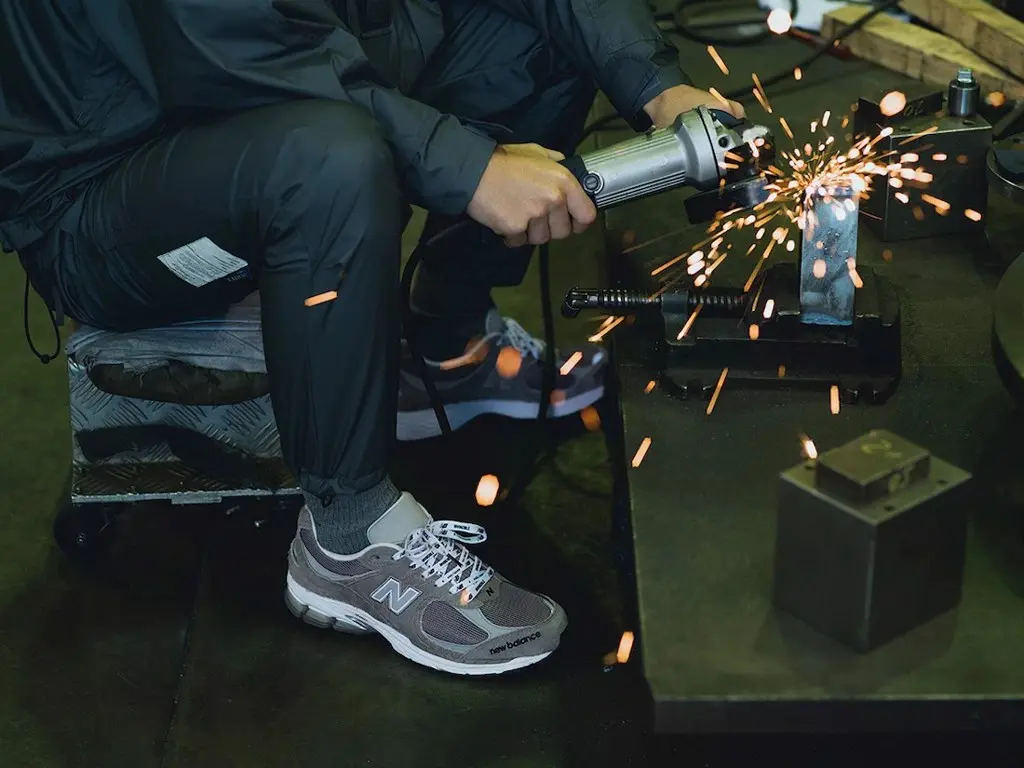 Invincible và N.Hoolywood bắt tay thiết kế đôi New Balance 2002R mới