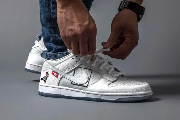 Hinh anh 1: Jeff Staple x Nike SB Dunk Low “Just Vote” - Doi giay cua ngay bau cu