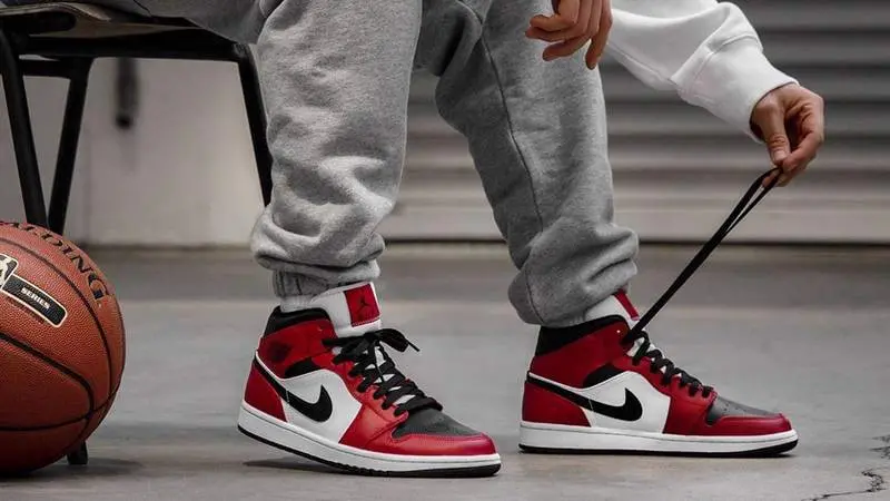 Jordan 1 Mid - quá trình hình thành và phát triển cho đến dòng giày Signature số 1 trong lịch sử giày thể thao