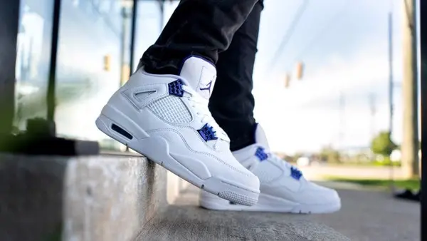 Lượn một vòng chi tiết cận cảnh Air Jordan 4 "Metallic Purple"
