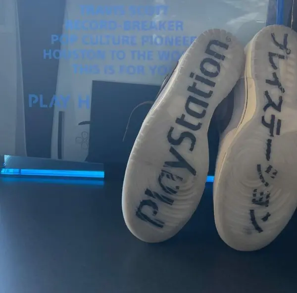 Play Station Nike Dunk Low Travis Scott chính thức ra mắt những hình ảnh thực tế đầu tiên Hinh anh 1: Play Station Nike Dunk Low Travis Scott chinh thuc ra mat nhung hinh anh thuc te dau tien