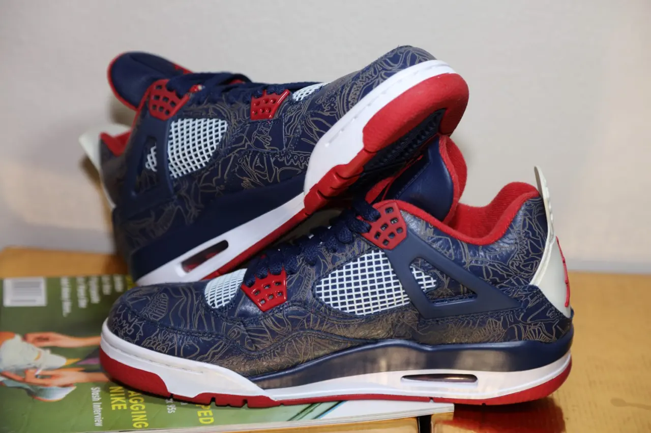 Phát hành mới nhất của Air Jordan 4 với phối màu “Deep Ocean” trong mùa thua 2020.