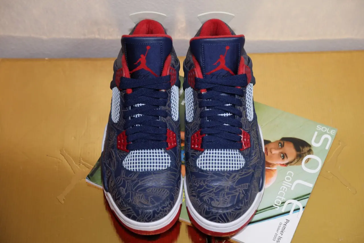 Phát hành mới nhất của Air Jordan 4 với phối màu “Deep Ocean” trong mùa thua 2020.