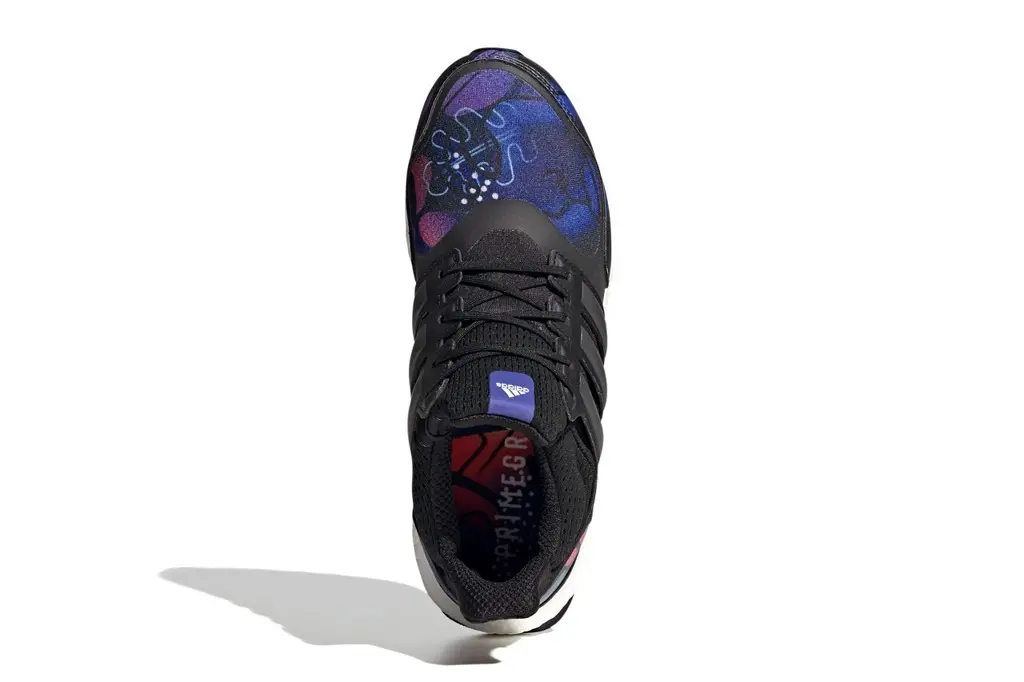 Nghệ sĩ Jordan E. Moss mang đến đồ họa đầy màu sắc cho adidas UltraBOOST DNA