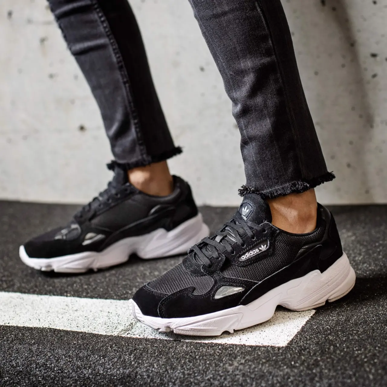 https://authentic-shoes.com/blogs/news/lich-su-ra-doi-cua-adidas-falcon-doi-giay-lay-cam-hung-tu-thap-nien-90-cuc-dep https://authentic-shoes.com/blogs/news/lich-su-ra-doi-cua-adidas-falcon-doi-giay-lay-cam-hung-tu-thap-nien-90-cuc-dep